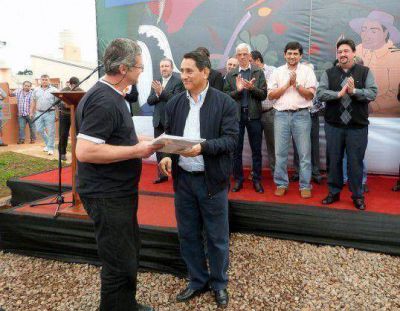 Closs y Franco entregaron viviendas en dos barrios posade�os