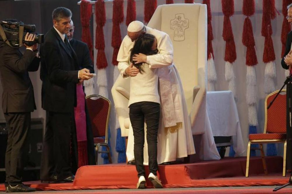 Una fe de pueblo y un Papa que «sigue a la Iglesia»