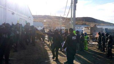 Est�n detenidos 3 delegados de AOMA y 7 operarios, por piquetes y reclamos, tras una denuncia de Minera Santa Cruz