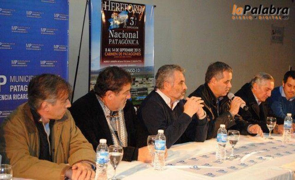 Curetti junto al Ministro Rodrguez participaron del lanzamiento de la Exposicin Hereford de la Patagonia