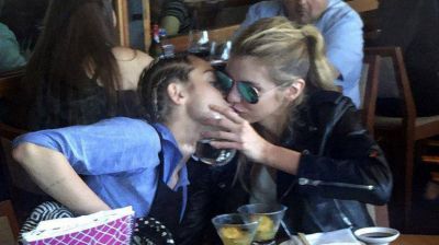 Miley Cyrus, a los besos con su novia modelo