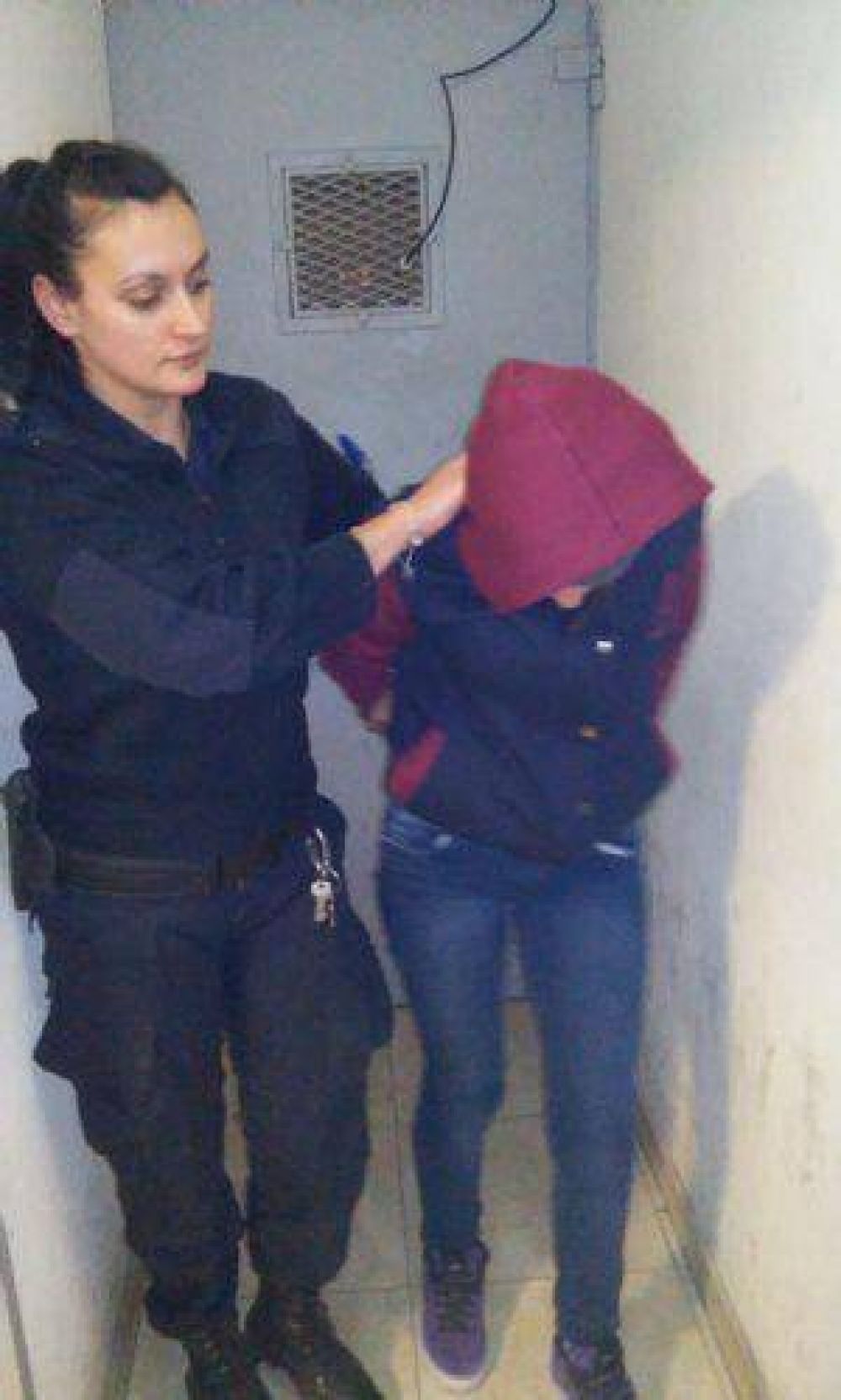 ADELANTO: Sustrajo prendas bajo la modalidad de �mechera� y fue aprehendida