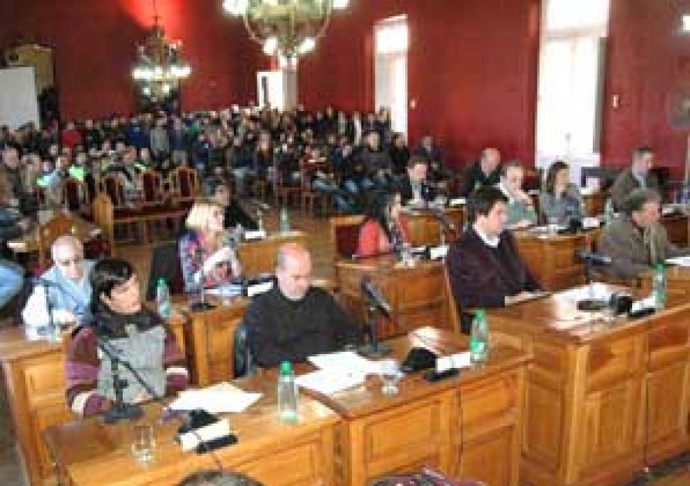 Los concejales aprobaron el aumento por antig�edad para los municipales