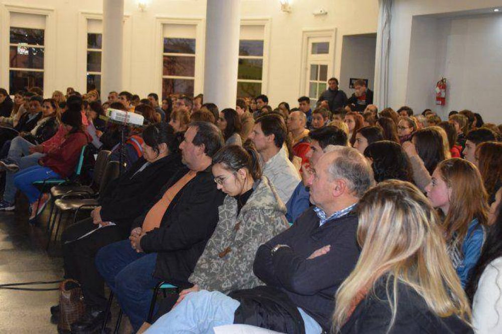Ante un centenar de adolescentes se present� 