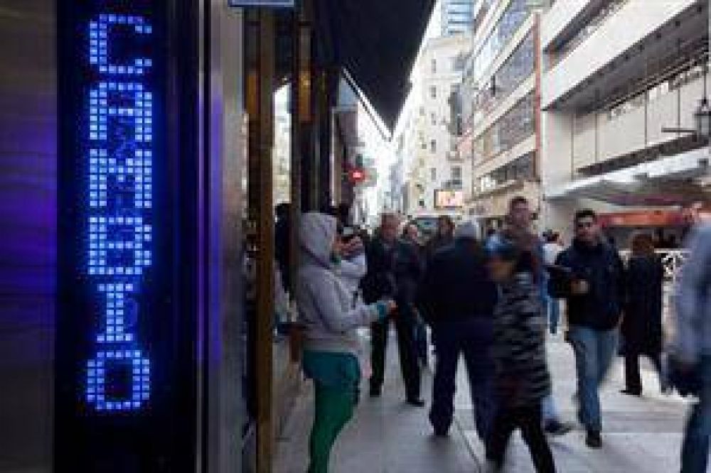 El d�lar blue opera por debajo de los $14 tras dos saltos consecutivos