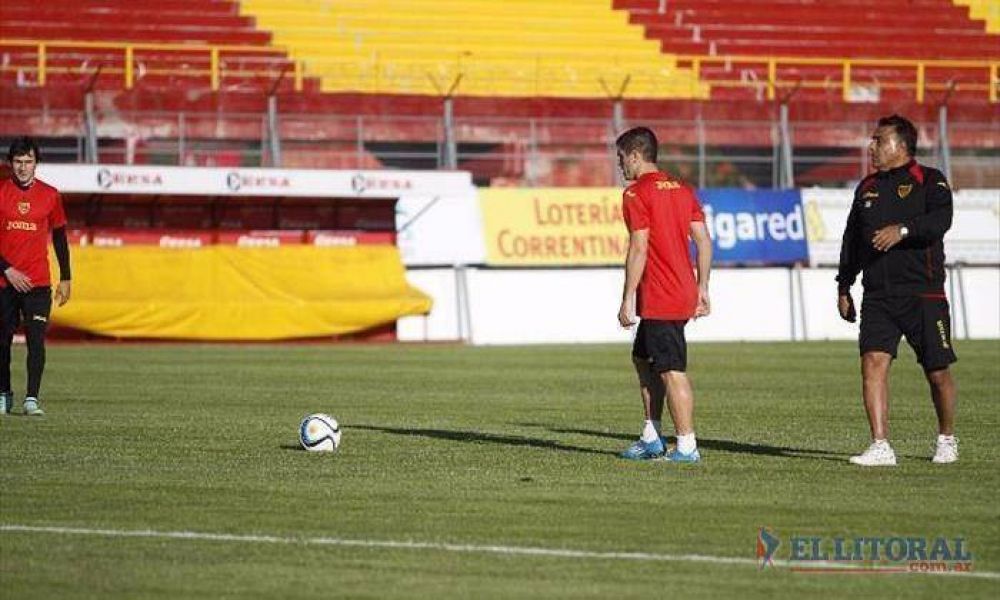 Rodr�guez dio indicaciones t�cticas en cancha y prob� un posible equipo