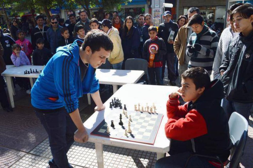 El campen Alan Pichot promocion el ajedrez en plena peatonal de Resistencia