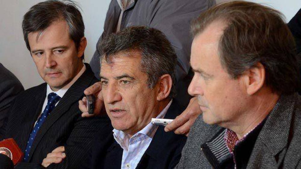 Bahl polemiza sobre el pegado de boletas