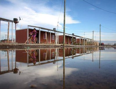 Queja vecinal porque la rotura de un ca�o da�� hasta en las veredas