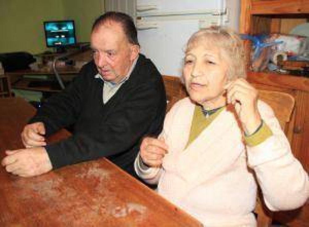 Sin casa por un fraude, ahora les toc� ser v�ctimas de un asalto muy violento