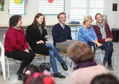 Katopodis y Marianela N��ez visitaron el Centro Juvenil 9 de Julio