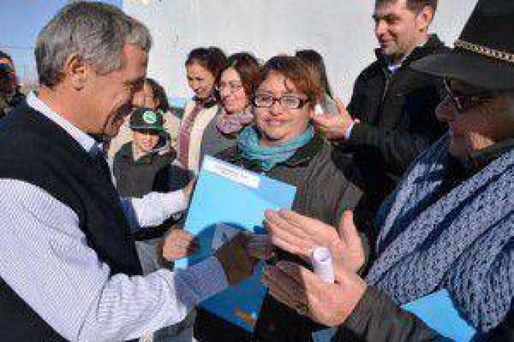Quiroga regulariz� tierras en Nueva Esperanza