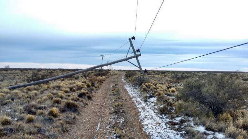 El fuerte viento derrib� un poste de luz