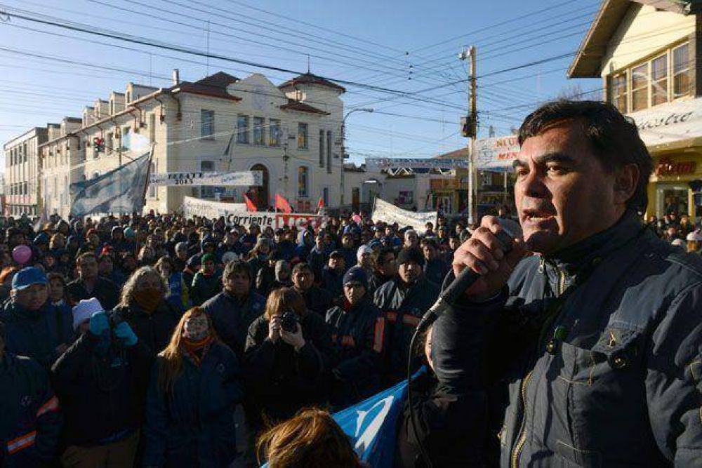 Municipales de R�o Gallegos siguen el paro, los de Caleta profundizan, les descuentan y les suspenden las vacaciones