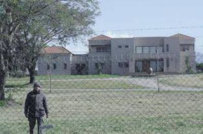 �Su casa es sin�nimo de ostentaci�n�, dijo el hermano de la legisladora