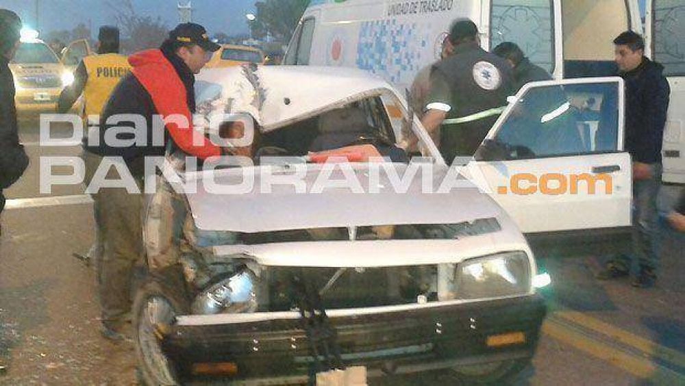 Los ocupantes de un auto salvan sus vidas de milagro al colisionar con un cami�n