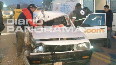 Los ocupantes de un auto salvan sus vidas de milagro al colisionar con un cami�n