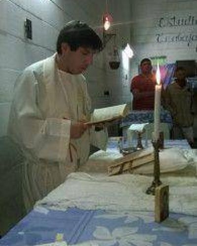 Por primera vez se celebr� misa en un pabell�n de la Unidad N� 38