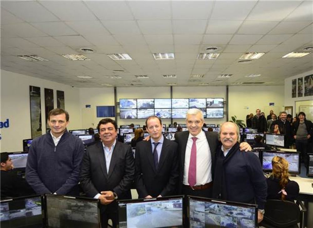 Bali Bucca recorri� el centro de monitoreo junto a Dom�nguez, Espinoza, Insaurralde y Granados