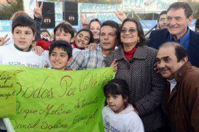 Molina con Luc�a en la inauguraci�n del transformador en Polcos