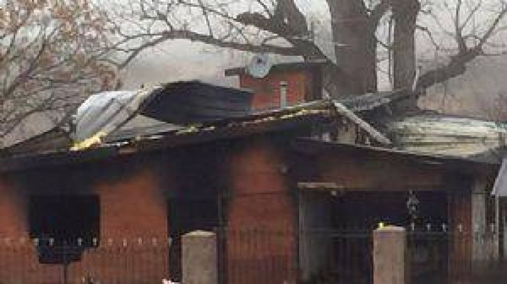 Bombero de 19 aos combati el incendio de su propia casa: murieron su padre y su hermano