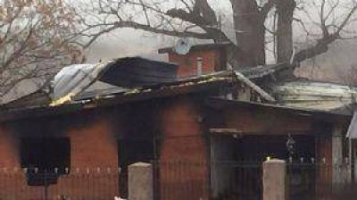 Bombero de 19 a�os combati� el incendio de su propia casa: murieron su padre y su hermano