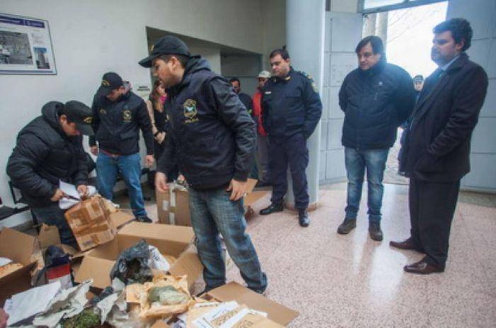 Quemaron 28 kilos de marihuana, 5 de coca�na y 490 dosis de LCD