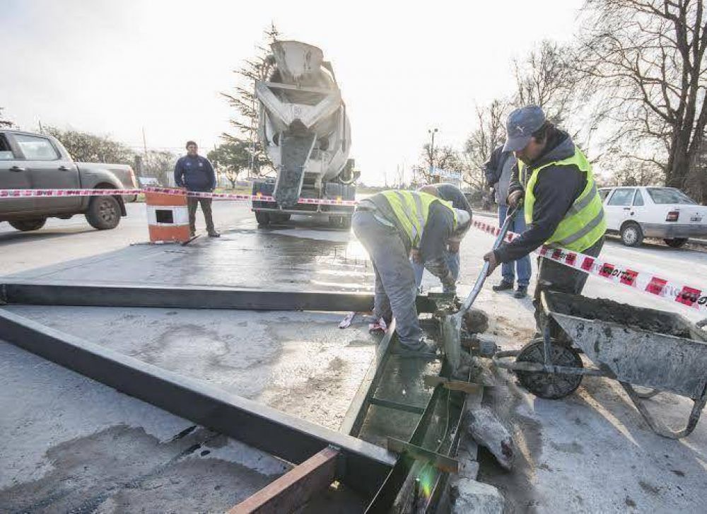 Contin�a la construcci�n de rotondas en Mitre y Costanera