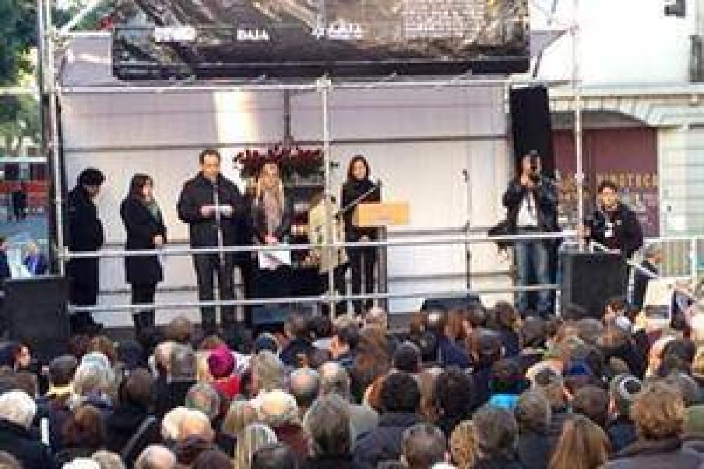 Dura cr�tica al Gobierno y un pedido a los presidenciables en el acto por la AMIA