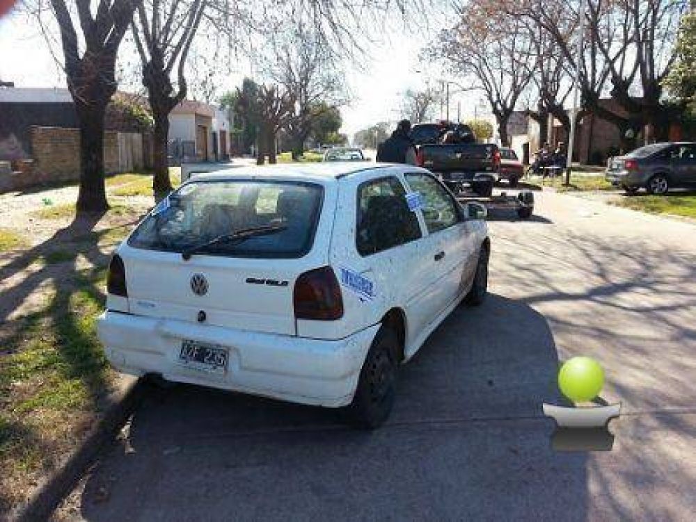 EL CONDUCTOR DE UN AUTO QUE CHOCO A UNA MUJER EN MOTO INTENTO FUGARSE PERO VOLVIO A CHOCAR