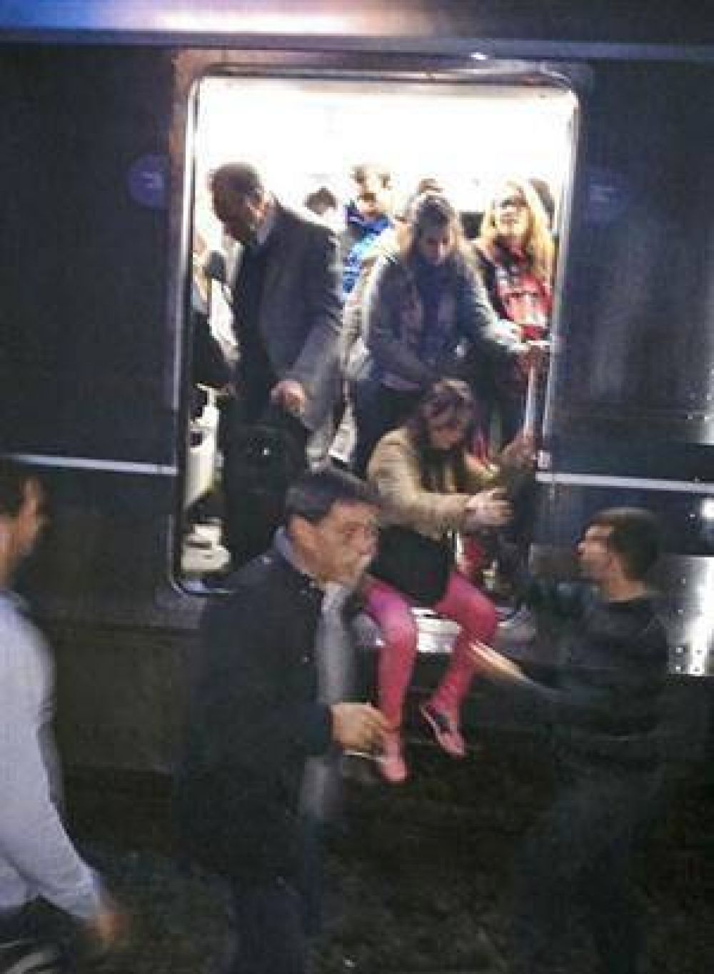 Durante 20 minutos, unos 500 usuarios quedaron atrapados en un tren del subte A