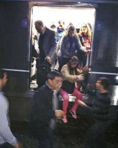 Durante 20 minutos, unos 500 usuarios quedaron atrapados en un tren del subte A
