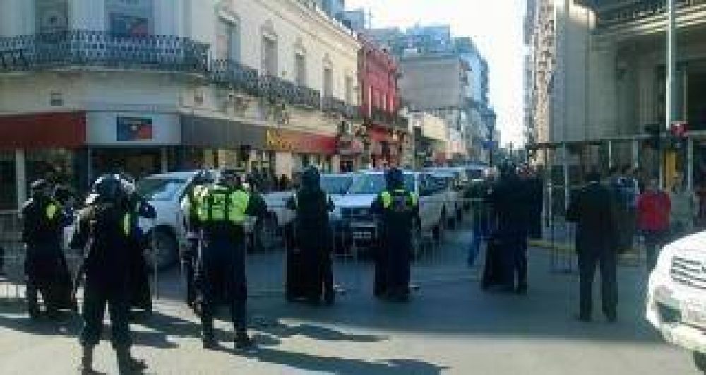 Incidentes en la plaza Independencia por la protesta del campo