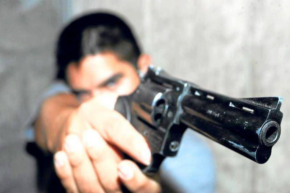 Los encerraron en el ba�o y les robaron los ahorros para el cumplea�os de 15 de la hija