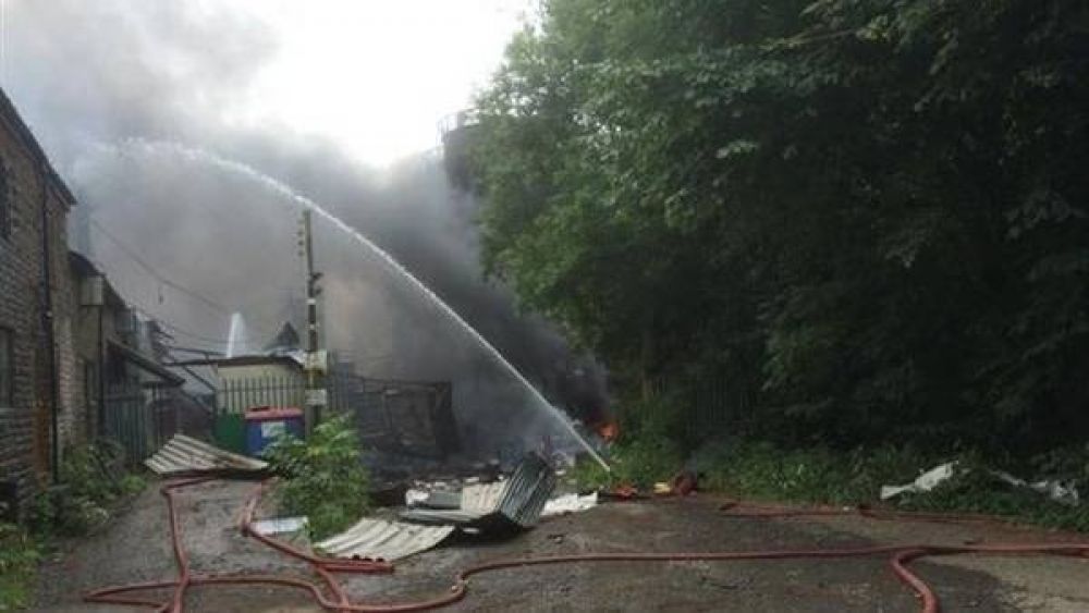 Alarma por tres explosiones y un incendio en una f�brica de Gran Breta�a