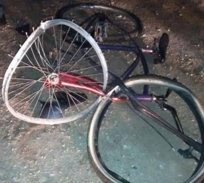 El conductor de una moto choc� a un ciclista y huy�