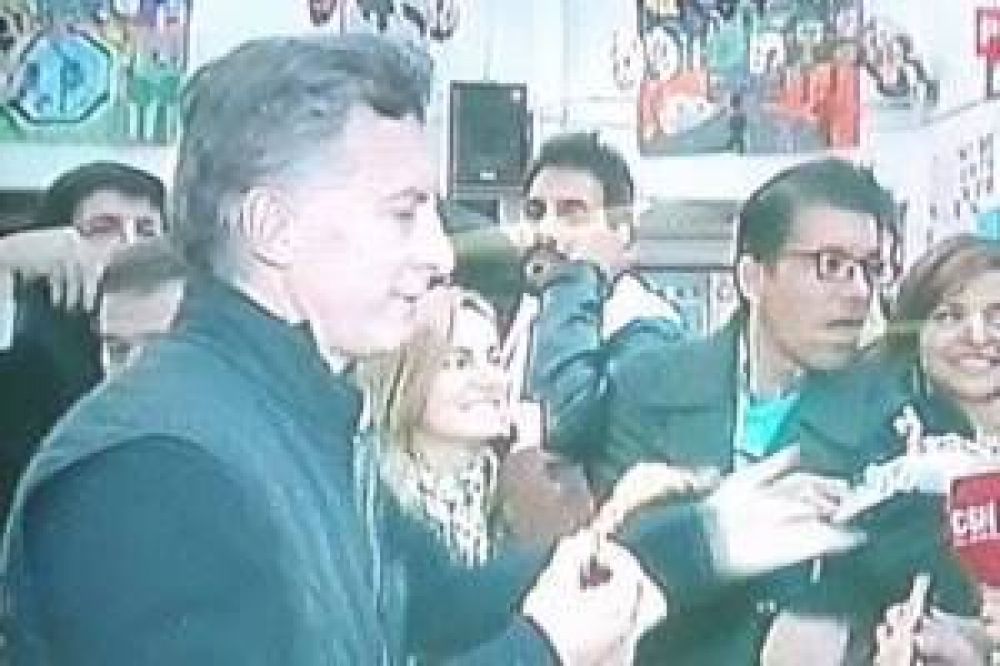 Esta vez, Macri fue a votar con dos docenas de facturas