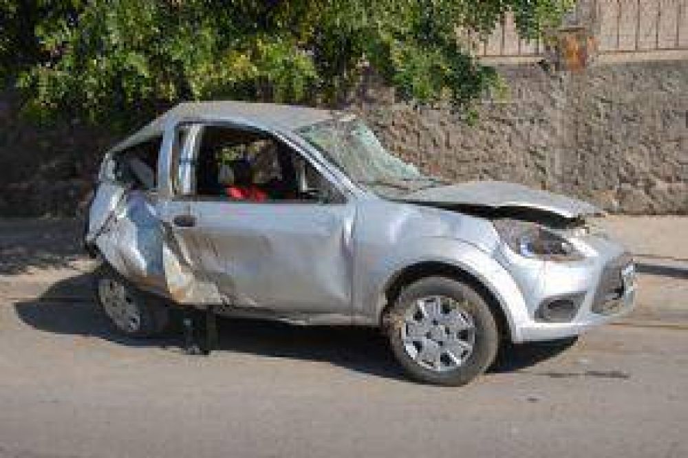 Auto impact� contra la ladera de la monta�a y se prendi� fuego