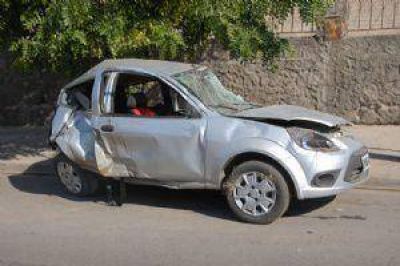 Auto impact� contra la ladera de la monta�a y se prendi� fuego