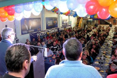 Julio Zamora encabez� almuerzo con vecinos de Dique y La �ata