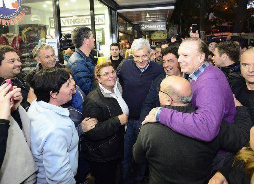 La f�rmula Dom�nguez-Espinoza realiz� una caminata por Merlo