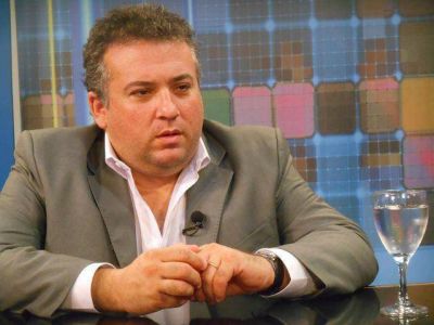 Ahora Carlos Arena apoya al 