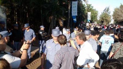VERGONZOSO: La Polic�a impidi� el ingreso a Luis Naidenoff y su equipo de trabajo a la FIESTA DE POMELO