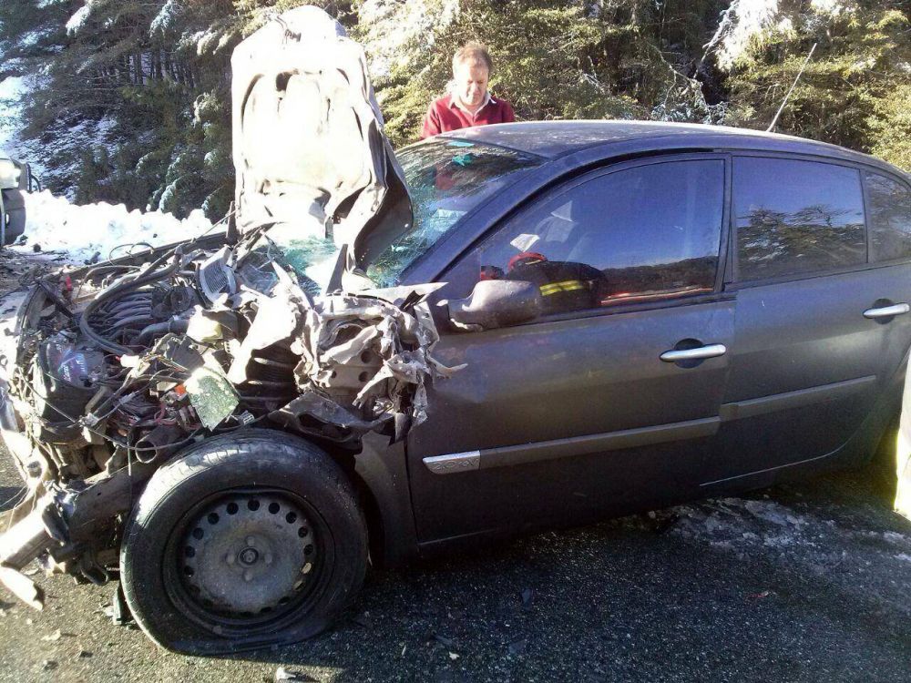 Accidente con da�os materiales en el Camino de los Siete Lagos