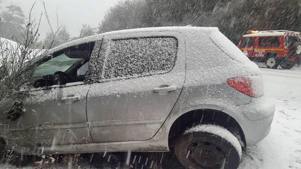 Varios autos y dos colectivos se despistaron en la Ruta Siete Lagos por la nevada