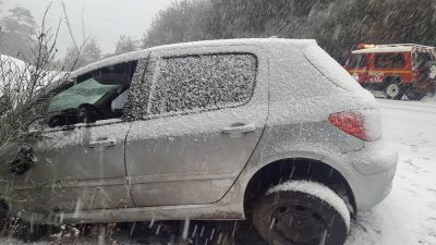 Varios autos y dos colectivos se despistaron en la Ruta Siete Lagos por la nevada