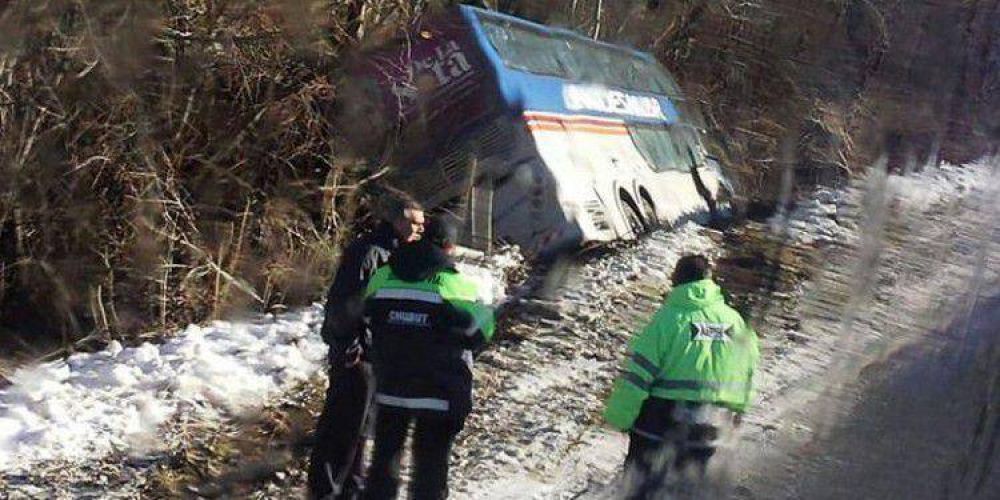 EN LELEQUE: Colectivo de larga distancia cay� al costado de la ruta