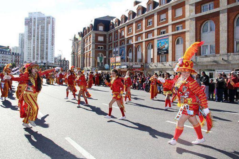 Comenz� en el Auditorium �A Desaburrir el Invierno� con un desfile de murgas