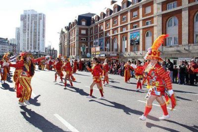 Comenz� en el Auditorium �A Desaburrir el Invierno� con un desfile de murgas