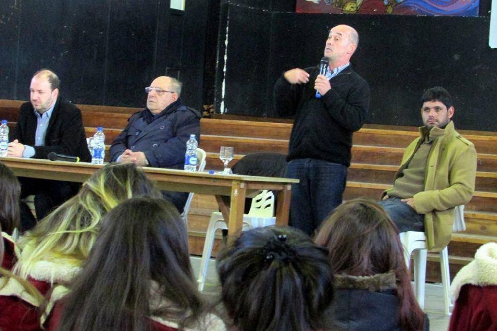 Carlos Arroyo y Alberto Rodrguez debatieron ante un centenar de estudiantes